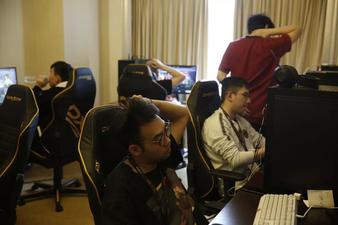 真实形态揭晓？ ThunderTalk Gaming 的纯Poke阵型几乎将所有资源投入到 Ultra Prime 中，并击败了 ThunderTalk Gaming 赢得第二场胜利。