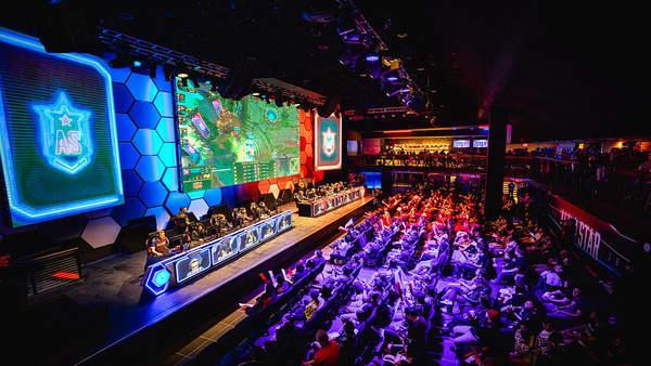 神回来了！ rookie 的 Crow 1拉动3次爆炸控制了 Royal Never Give Up 的早期崩溃， Invictus Gaming 获得了赛点