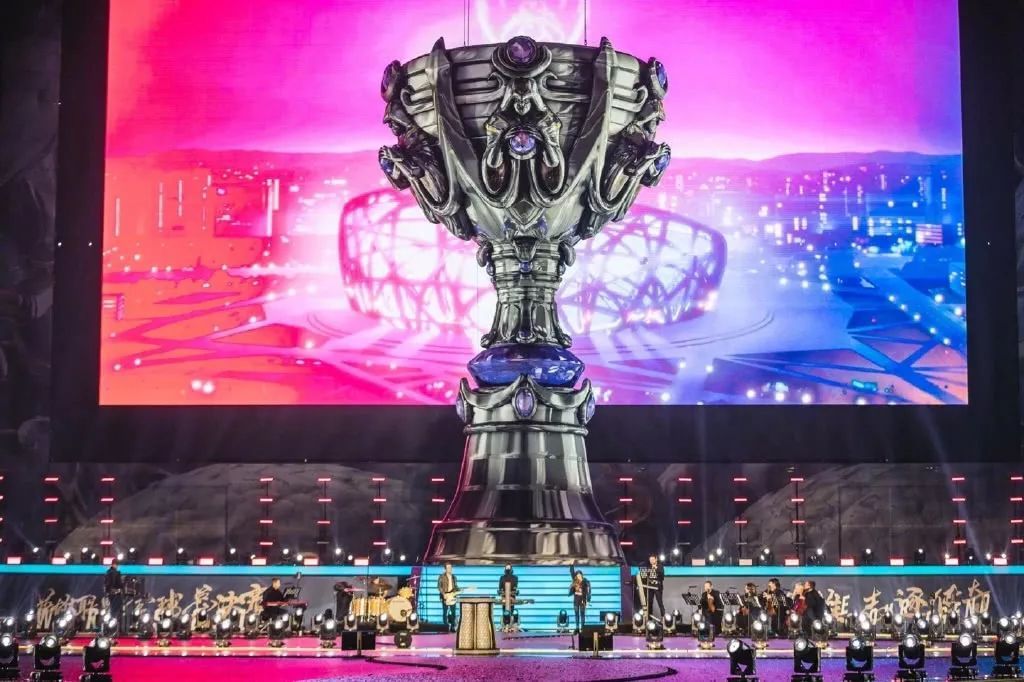 LPL夏季赛季后赛决赛：JDG 3：2 击败TES，夺得季后赛冠军